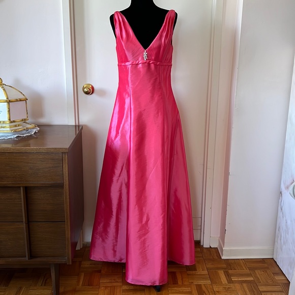 Tutto Bene Iridescent Peach Punch Fit/Flare Rhinestone Gown Sz 6 EUC - Picture 1 of 14